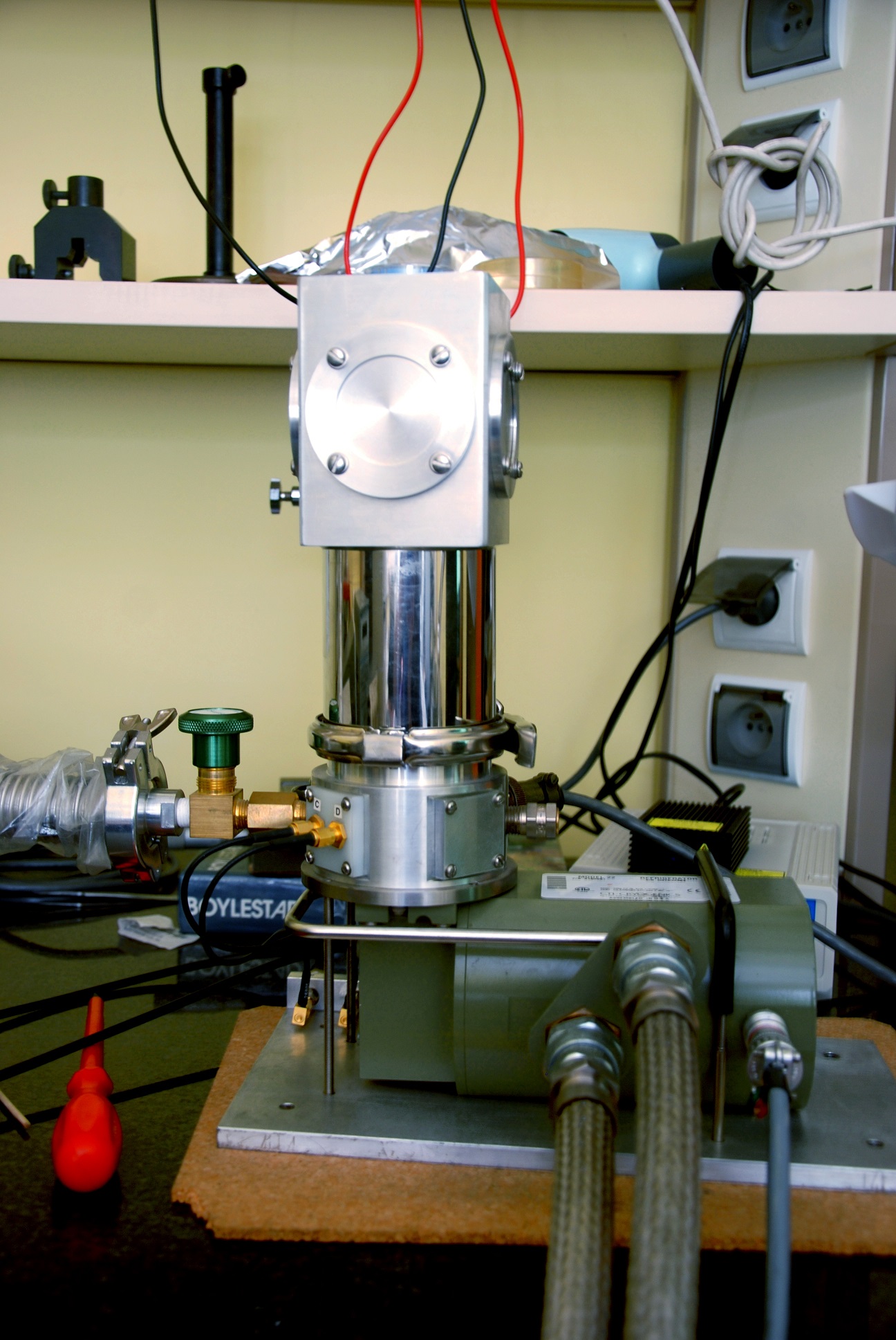 Janis CCS-150 hellium cryostat